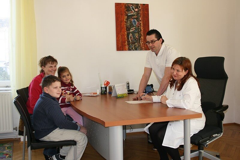 Patientenfamilie im Gespräch mit dem Team von Lischka Augenprothetik