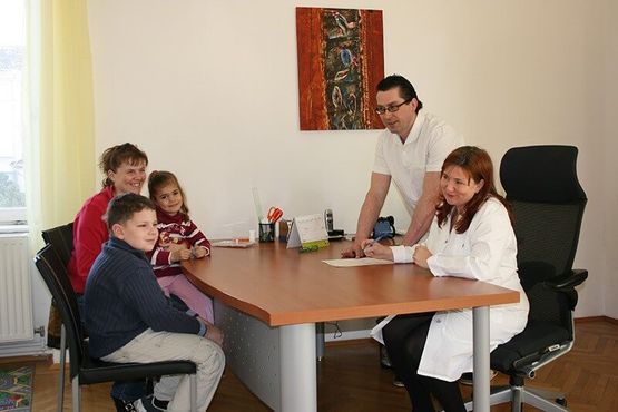 Patientenfamilie im Gespräch mit dem Team von Lischka Augenprothetik